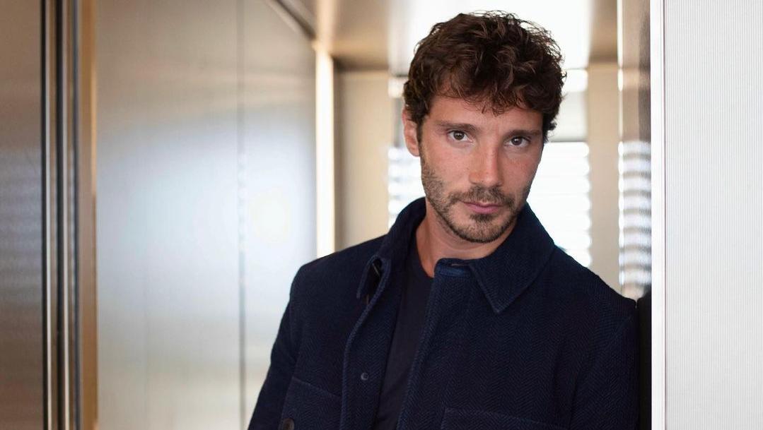 Sanremo 2027, De Martino ha già superato Conti e Amadeus: il primo ...